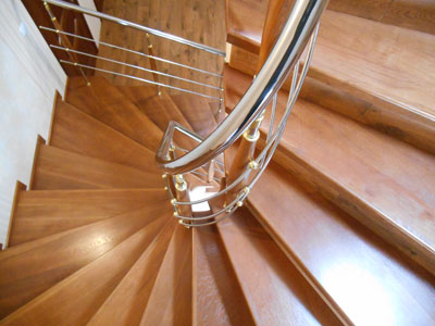 Комбинированная лестница «Round Arch» с металлическим ограждением 032