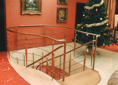 Комбинированная лестница «Round Arch» с металлическим ограждением 028
