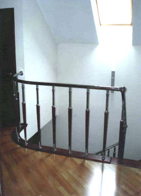 Комбинированная лестница «Round Arch» с металлическим ограждением 031